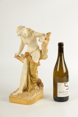 Lot 82 - A LARGE LATE 19TH CENTURY ROYAL WORCESTER PORCELAIN FIGURAL SCULPTURE OF THE BATHER
