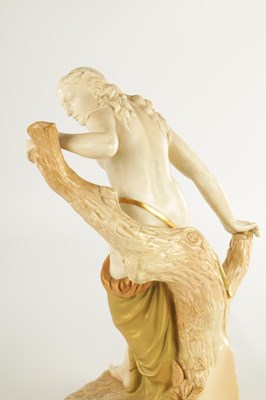 Lot 82 - A LARGE LATE 19TH CENTURY ROYAL WORCESTER PORCELAIN FIGURAL SCULPTURE OF THE BATHER
