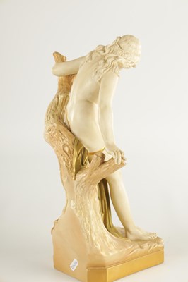 Lot 82 - A LARGE LATE 19TH CENTURY ROYAL WORCESTER PORCELAIN FIGURAL SCULPTURE OF THE BATHER