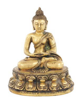 Lot 240 - AN ANTIQUE GILT BRONZE TIBETAN BUDDHA
