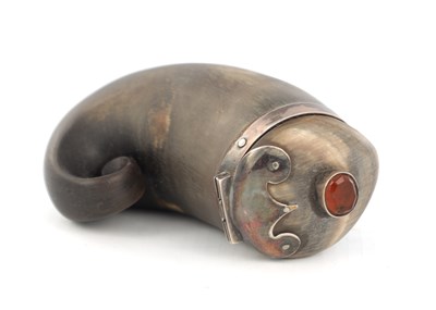 Lot 816 - A 19TH CENTURY SCOTTISH RAM'S HORN SILVER MOUNTED SNUFF MULL