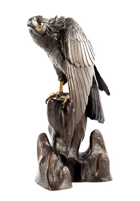 Lot 215 - AN IMPRESSIVE MEIJI PERIOD JAPANESE PATINATED BRONZE AND GILT HIGHLIGHTED SCULPTURE OF AN EAGLE