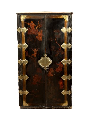 Lot 1303 - AN EARLY 18TH CENTURY LACQUERED CORNER CUPBOARD
