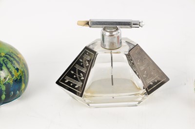 Lot 9 - AN ART DECO GLASS ATOMIZER PERFUME BOTTLE