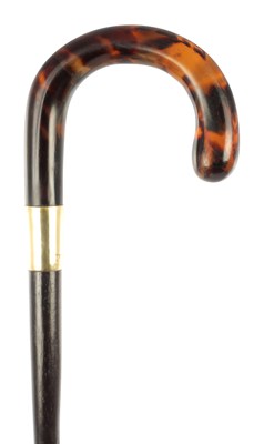 Lot 642 - A FINE EARLY 20TH CENTURY 18CT GOLD COLLARED AND TORTOISESHELL CROOK HANDLE WALKING STICK BY BRIGG