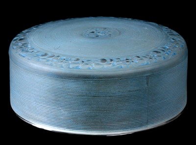 Lot 18 - R. LALIQUE, GUIRLANDE DE GRAINES BLUE STAINED...
