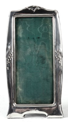 Lot 180 - AN EARLY 20th CENTURY ART NOUVEAU SILVER PHOTO...