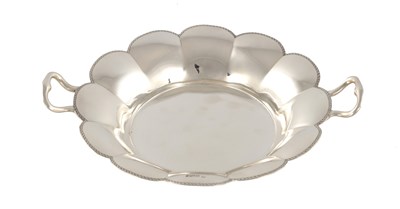 Lot 366 - A GEORGE V SILVER SHALLOW DISH
