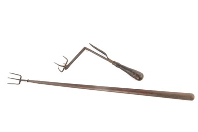 Lot 935 - AN UNUSUAL GEORGIAN ‘CLIP-ON’ IRONWORK TOASTING FORK
