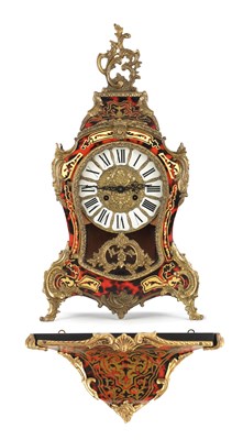 Lot 1721 - A 20TH CENTURY FRENCH FAUX TORTOISESHELL BOULLE BRACKET CLOCK AND BRACKET