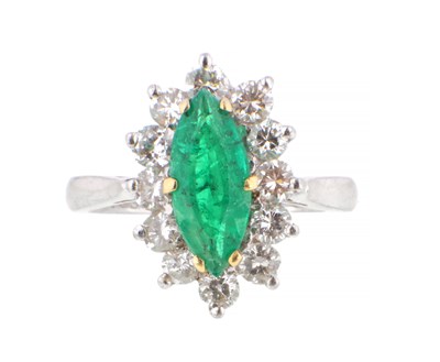 Lot 551 - A LADIES 18CT WHITE GOLD EMERALD AND DIAMOND RING