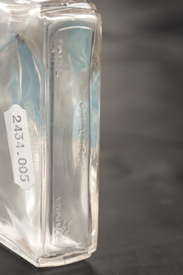 Lot 3 - A RENE LALIQUE 'D'HERAUD' SQUARE CLEAR GLASS PERFUME BOTTLE