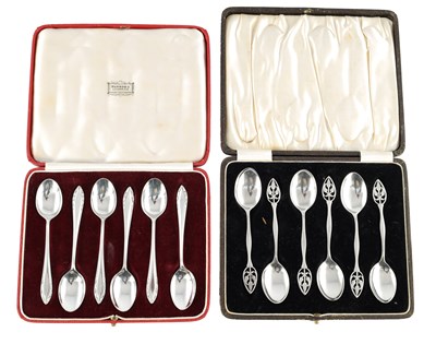 Lot 474 - TWO CASED SETS OF MID 20TH CENTURY SILVER SPOONS