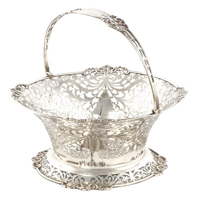 Lot 386 - A GEORGE V PIERCED SILVER CIRCULAR BASKET
