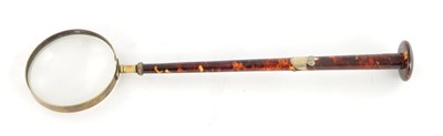 Lot 998 - A FINE 19TH CENTURY TORTOISESHELL AND BRASS LIBRARY READING GLASS