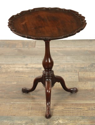 Lot 1213 - A GEORGE III MAHOGANY KETTLE STAND