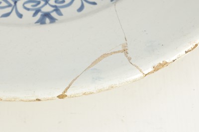 Lot 116 - A LATE 17TH / EARLY 18TH CENTURY DELFT CHARGER