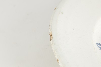 Lot 116 - A LATE 17TH / EARLY 18TH CENTURY DELFT CHARGER