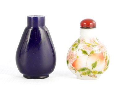 Lot 220 - A 19TH CENTURY CHINESE WHITE GLASS AND ENAMEL SNUFF BOTTLE