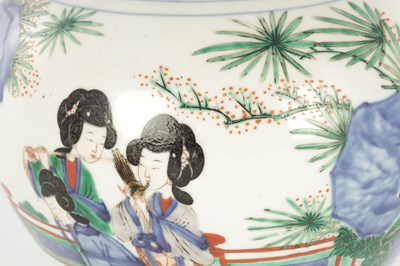 Lot 154 - A CHINESE WUCAI LIDDED BALUSTER VASE