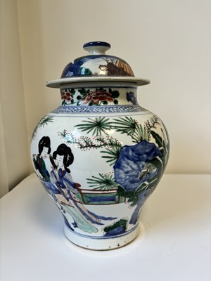 Lot 154 - A CHINESE WUCAI LIDDED BALUSTER VASE