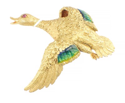 Lot 535 - AN 18CT YELLOW GOLD, RUBY AND ENAMEL BROOCH FORMED AS A DUCK IN FLIGHT
