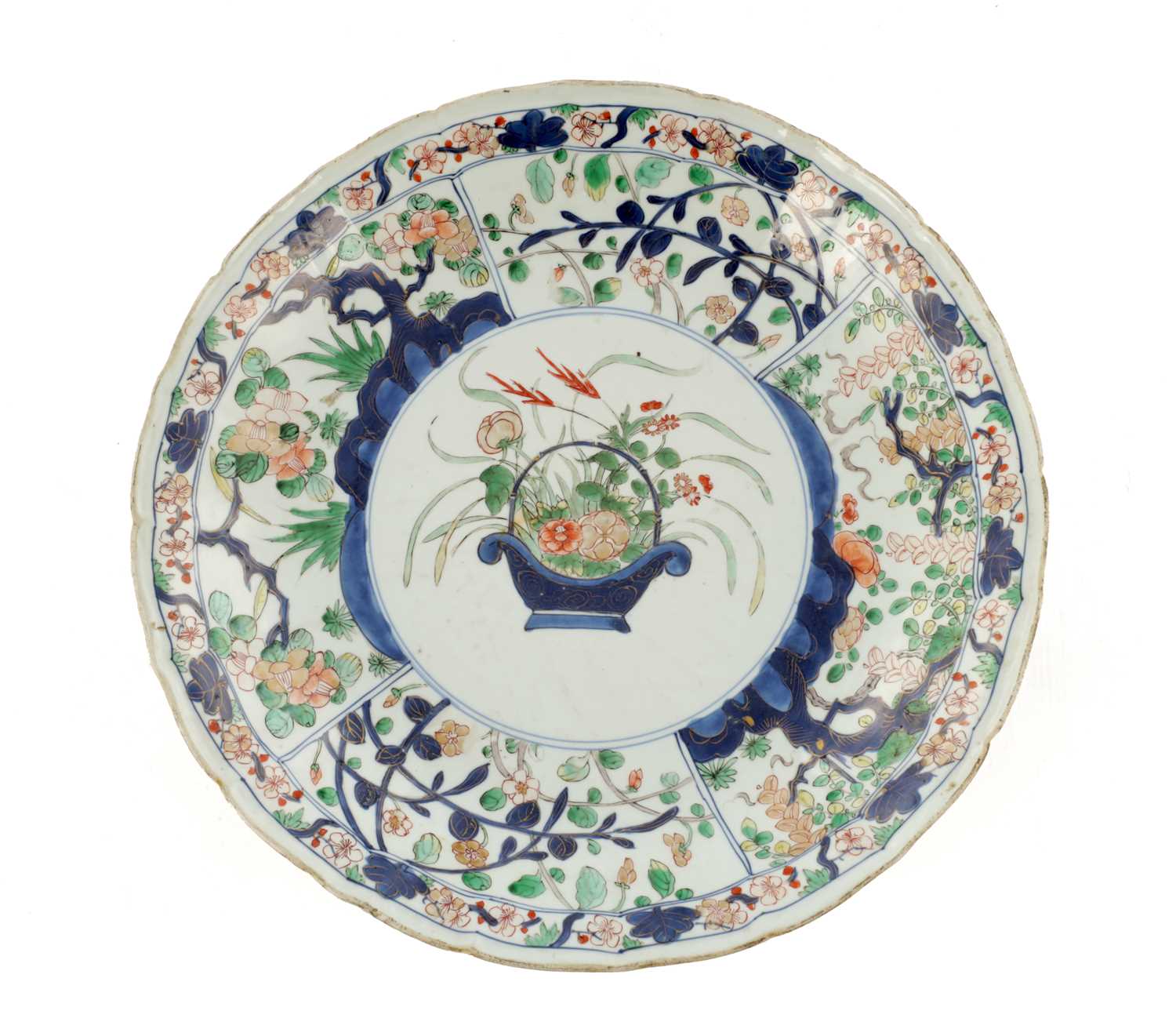 Lot 148 - A CHINESE KANGXI PERIOD FAMILLE VERTE IMARI CHARGER