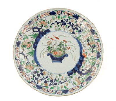 Lot 148 - A CHINESE KANGXI PERIOD FAMILLE VERTE IMARI CHARGER