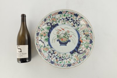 Lot 148 - A CHINESE KANGXI PERIOD FAMILLE VERTE IMARI CHARGER