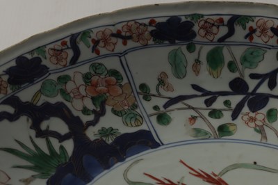 Lot 148 - A CHINESE KANGXI PERIOD FAMILLE VERTE IMARI CHARGER