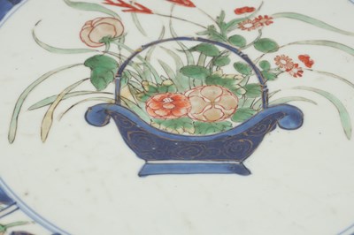 Lot 148 - A CHINESE KANGXI PERIOD FAMILLE VERTE IMARI CHARGER