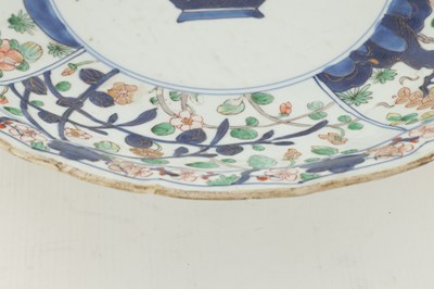 Lot 148 - A CHINESE KANGXI PERIOD FAMILLE VERTE IMARI CHARGER