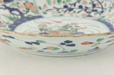 Lot 148 - A CHINESE KANGXI PERIOD FAMILLE VERTE IMARI CHARGER