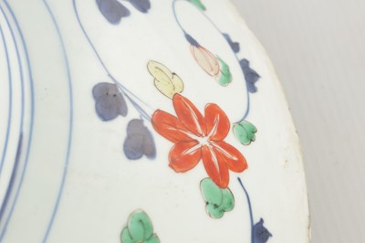 Lot 148 - A CHINESE KANGXI PERIOD FAMILLE VERTE IMARI CHARGER