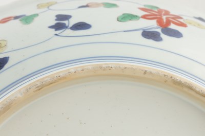 Lot 148 - A CHINESE KANGXI PERIOD FAMILLE VERTE IMARI CHARGER