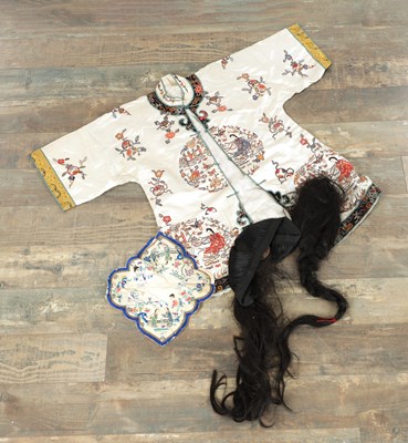 Lot 136 - A CHINESE IVORY SILK HAND EMBROIDERED ROBE