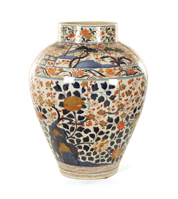 Lot 189 - AN OVERSIZED 17TH/18TH CENTURY JAPANESE IMARI HALL VASE
