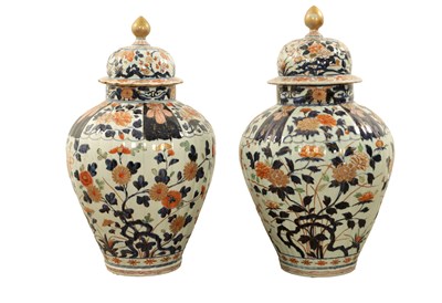 Lot 144 - A MATCHED PAIR OF OVERSIZED 17TH/18TH CENTURY JAPANESE IMARI VASES AND COVERS