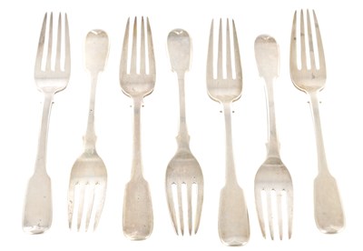 Lot 423 - A SET OF SEVEN PROVINCIAL SCOTTISH SILVER FIDDLEBACK DESSERT FORKS