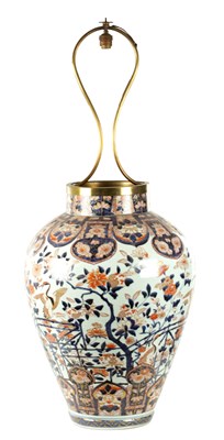 Lot 210 - AN IMPRESSIVE 17TH/18TH CENTURY JAPANESE IMARI HALL VASE WITH LATER LIGHT FITMENT
