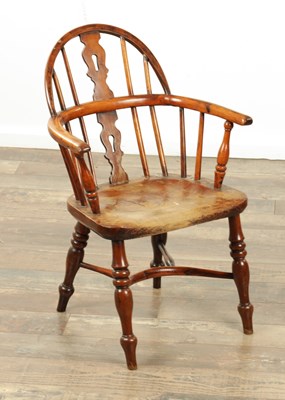 Lot 1366 - A 19TH CENTURY YEW WOOD CHILDS WINDSOR CHAIR