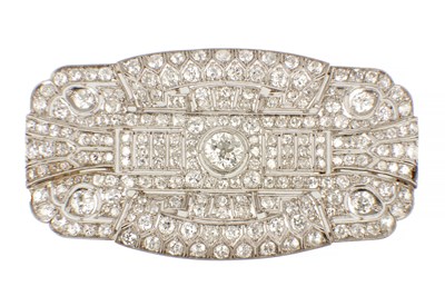 Lot 602 - A LARGE ART DECO DIAMOND SET PLATINUM BROOCH