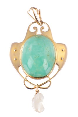 Lot 545 - AN ARTS AND CRAFTS 15CT YELLOW GOLD AND TURQUOISE PENDANT BY MURRLE BENNETT