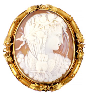 Lot 571 - A LARGE 19TH CENTURY 18CT GOLD MOUNTED CAMEO BROOCH