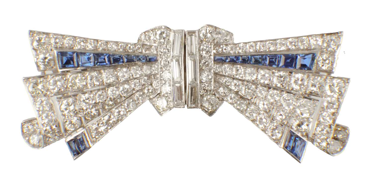 Lot 598 - AN ART DECO 18CT GOLD AND DIAMOND BOW BROOCH