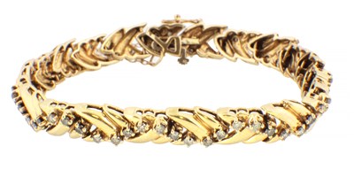 Lot 566 - A 20TH CENTURY 14CT YELLOW GOLD AND DIAMOND HERRINGBONE DESIGN BRACELET