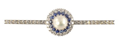 Lot 548 - A PLATINUM, DIAMOND, SAPPHIRE AND PEARL BAR BROOCH