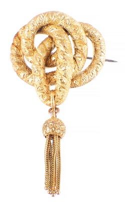 Lot 576 - A VICTORIAN 15CT YELLOW GOLD TASSEL KNOT BROOCH