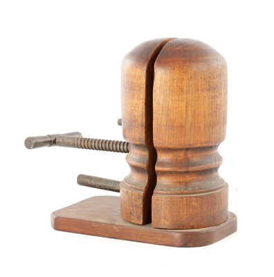 Lot 855 - AN EARLY 20TH CENTURY MECHANICAL WOODEN HAT STRETCHER