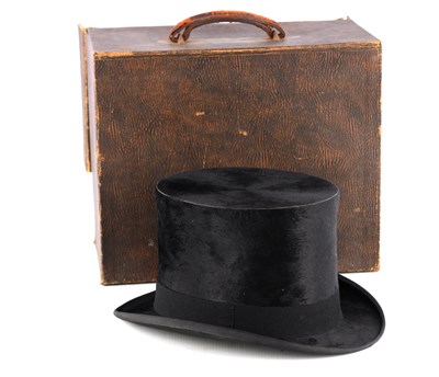 Lot 884 - AN EARLY 20TH CENTURY LINCOLN BENNETT & CO BLACK BRUSHED SILK TOP HAT WITH A CREAM SILK LINING